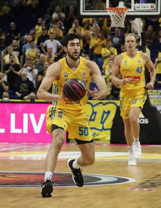 Yovel Zoosman, Luke Sikma single image clipping action sports basketball BBL Pokal Achtelfinale Bundesliga men season 2021 2022 03 10 2021 ALBA Berlin vs Telekom Baskets Bonn