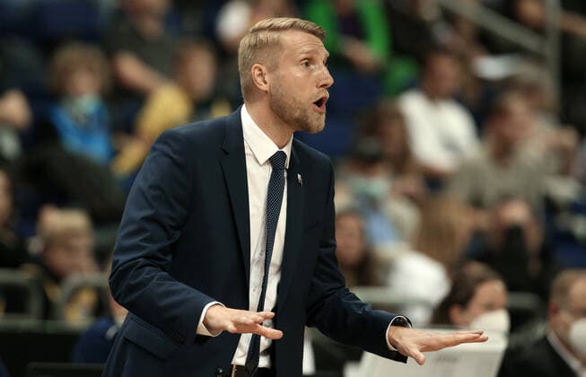 Coach Tuomas Iisalo pointing, gesturing action upper body upper body Sports Basketball BBL Cup Eighth Final Bundesliga Men Season 2021 2022 03 10 2021 ALBA Berlin vs Telekom Baskets Bonn