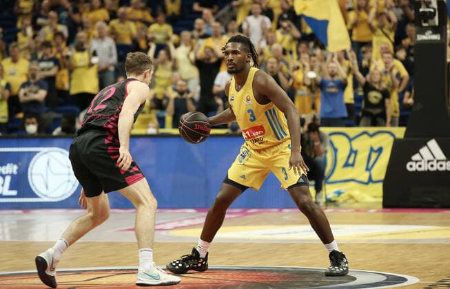Skyler Bowlin, Jaleen Smith action game scene duel sports basketball BBL Pokal Achtelfinale Bundesliga Herren Saison 2021 2022 03 10 2021 ALBA Berlin vs Telekom Baskets Bonn