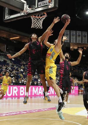 Tyson Ward, Yovel Zoosman, Jeremy Morgan Action Game Scene Duel Sports Basketball BBL Cup Round of 16 Bundesliga Men Season 2021 2022 03 10 2021 ALBA Berlin vs Telekom Baskets Bonn
