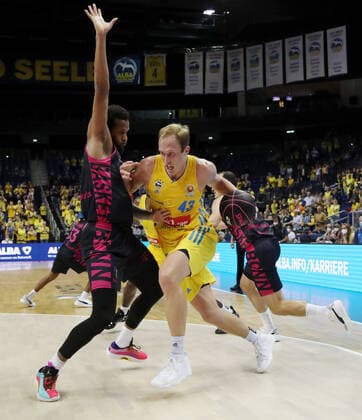 Justin Gorham, Luke Sikma action game scene duel Sport Basketball BBL Pokal Achtelfinale Bundesliga Herren Saison 2021 2022 03 10 2021 ALBA Berlin vs Telekom Baskets Bonn