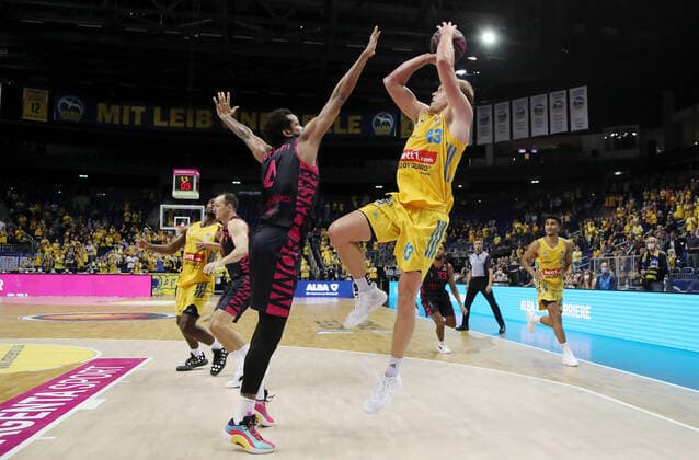 Justin Gorham, Luke Sikma action game scene duel Sport Basketball BBL Pokal Achtelfinale Bundesliga Herren Saison 2021 2022 03 10 2021 ALBA Berlin vs Telekom Baskets Bonn