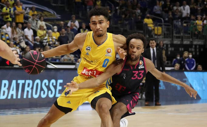 Maodo Lo, Parker Jackson Cartwright action game scene duel sports basketball BBL Pokal Achtelfinale Bundesliga men season 2021 2022 03 10 2021 ALBA Berlin vs Telekom Baskets Bonn