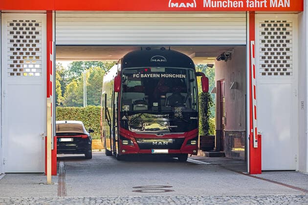 Muenchen, Deutschland 03. Oktober 2021: Garageneinfahrt mit Teambus vom FC Bayern München an der Säbener Straße. Bayern *** Munich, Germany 03 October 2021 garage entrance with team bus of FC Bayern Munich at Säbener Straße Bayern Copyright: xFotostandx xFritschx