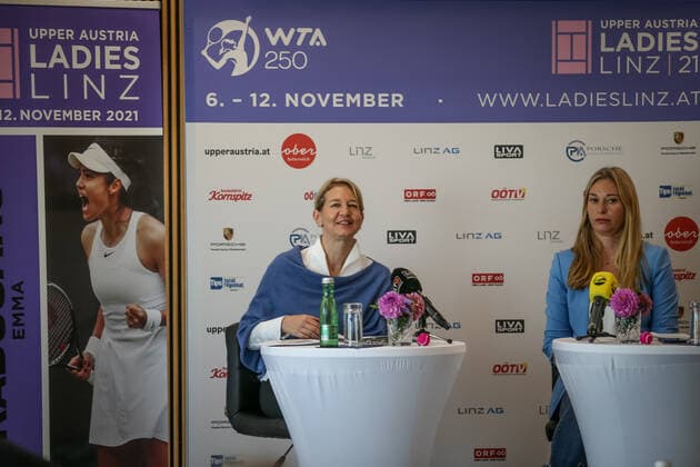 TENNIS - WTA, Tennis Damen Upper Austria Ladies Linz LINZ,AUSTRIA,04.OCT.21 - TENNIS - WTA Tour, Upper Austria Ladies Linz, press conference, PK, Pressekonferenz Image shows Sandra Reichel (Upper Austria Ladies) and tournament ambassador Barbara Schett.  GEPAxpictures xManfredxBinder