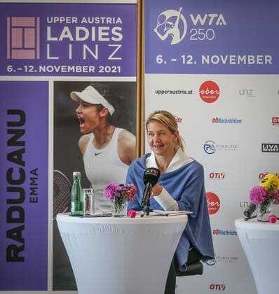 TENNIS - WTA, Tennis Damen Upper Austria Ladies Linz LINZ,AUSTRIA,04.OCT.21 - TENNIS - WTA Tour, Upper Austria Ladies Linz, press conference, PK, Pressekonferenz Image shows Sandra Reichel (Upper Austria Ladies) and tournament ambassador Barbara Schett .  GEPAxpictures xManfredxBinder