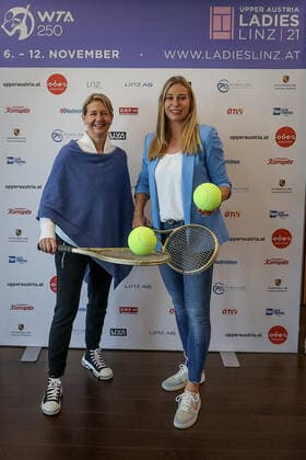 TENNIS - WTA, Tennis Damen Upper Austria Ladies Linz LINZ,AUSTRIA,04.OCT.21 - TENNIS - WTA Tour, Upper Austria Ladies Linz, press conference, PK, Pressekonferenz Image shows Sandra Reichel (Upper Austria Ladies) and tournament ambassador Barbara Schett.  GEPAxpictures xManfredxBinder