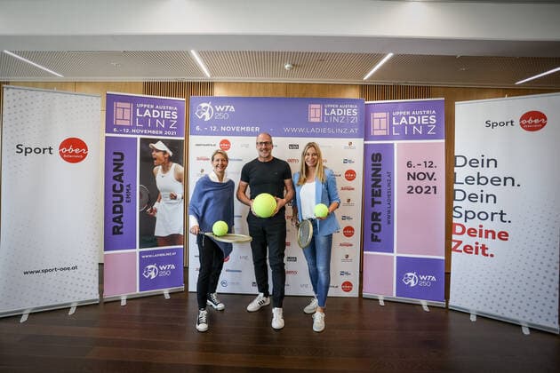 TENNIS - WTA, Tennis Damen Upper Austria Ladies Linz LINZ,AUSTRIA,04.OCT.21 - TENNIS - WTA Tour, Upper Austria Ladies Linz, press conference, PK, Pressekonferenz Image shows Sandra Reichel (Upper Austria Ladies), Regional Sports Director Gerhard Rumetshofer (OOE Sports) and tournament ambassador Barbara Schett.  GEPAxpictures xManfredxBinder