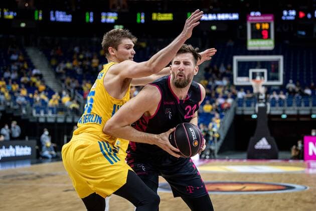Basketball Berlin 03 10 2021 Season 2021 2022 MagentaSport BBL Cup Round of 16 Leon Kratzer Bonn, No 21 Ben Lammers Alba Berlin, No 55