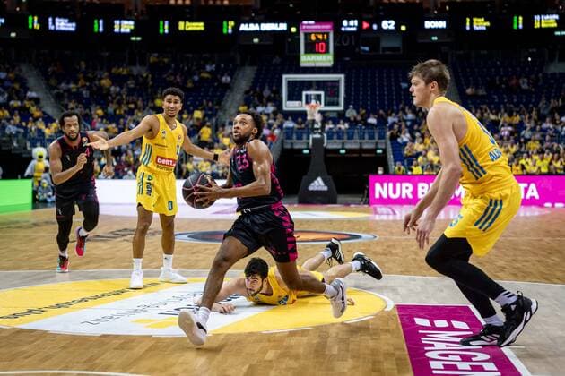 Basketball Berlin 03 10 2021 Season 2021 2022 MagentaSport BBL Cup Round of 16 Parker Jackson Cartwright Bonn, No 33 Javel Zoosman Alba Berlin, No 50 on the ground Ben Lammers Alba Berlin, No 55 re Maodo Lo Alba Berlin, No 00