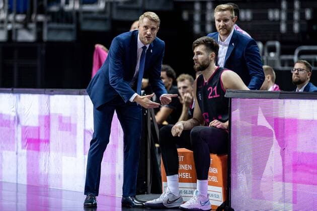 Basketball Berlin 03 10 2021 Season 2021 2022 MagentaSport BBL Cup Round of 16 Tuomas Iisalo Bonn, Coach Leon Kratzer Bonn, No 21