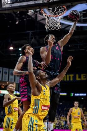 Basketball Berlin 03 10 2021 Season 2021 2022 MagentaSport BBL Cup Round of 16 Justin Gorham Bonn, No 04 Tyson Ward Bonn, No 03 Jaleen Smith Alba Berlin, No 03