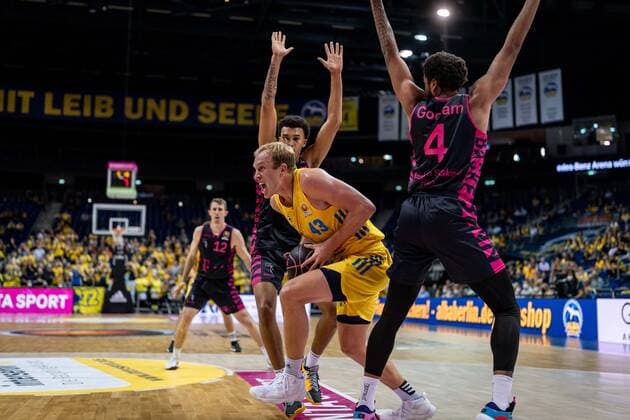 Basketball Berlin 03 10 2021 Season 2021 2022 MagentaSport BBL Cup Round of 16 Luke Sikma Alba Berlin, No 43 Justin Gorham Bonn, No 04 Tyson Ward Bonn, No 03