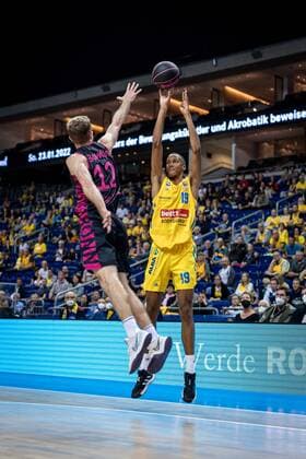 Basketball Berlin 03 10 2021 Season 2021 2022 MagentaSport BBL Cup Round of 16 Louis Olinde Alba Berlin, No 19 Skyler Bowlin Bonn, No 12