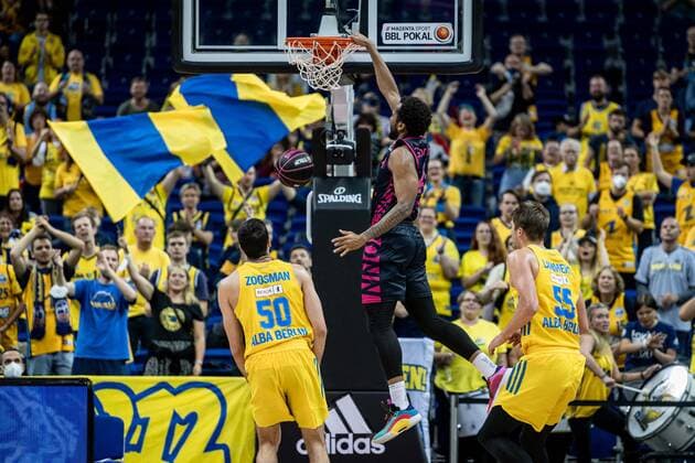 Basketball Berlin 03 10 2021 Season 2021 2022 MagentaSport BBL Cup Round of 16 Justin Gorham Bonn, No 04 Javel Zoosman Alba Berlin, No 50
