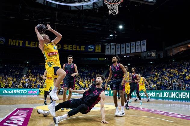Basketball Berlin 03 10 2021 Season 2021 2022 MagentaSport BBL Cup Round of 16 Luke Sikma Alba Berlin, No 43 Leon Kratzer Bonn, No 21