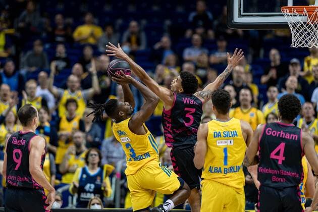 Basketball Berlin 03 10 2021 Season 2021 2022 MagentaSport BBL Cup Round of 16 Jaleen Smith Alba Berlin, No 03 Tyson Ward Bonn, No 03