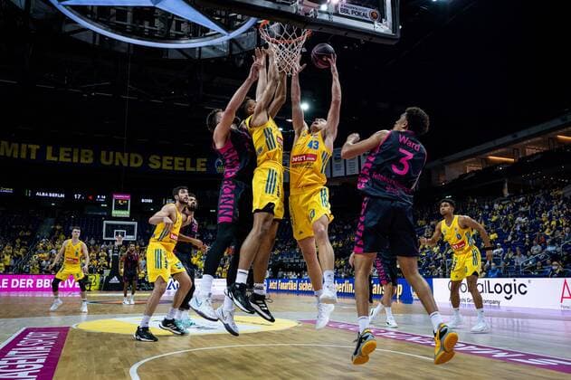 Basketball Berlin 03 10 2021 Season 2021 2022 MagentaSport BBL Cup Round of 16 Luke Sikma Alba Berlin, No 43 Oscar Da Silva Alba Berlin, No 01 Tyson Ward Bonn, No 03 Leon Kratzer Bonn, No 21