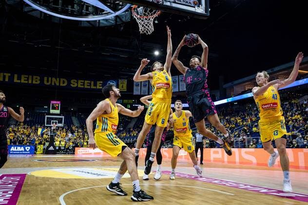 Basketball Berlin 03 10 2021 Season 2021 2022 MagentaSport BBL Cup Round of 16 Tyson Ward Bonn, No 03 Malte Delow Alba Berlin, No 06 Javel Zoosman Alba Berlin, No 50 li Luke Sikma Alba Berlin, No 43 re