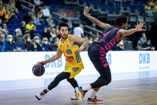 Basketball Berlin 03 10 2021 Season 2021 2022 MagentaSport BBL Cup Round of 16 Tamir Blatt Alba Berlin, No 45 Justin Gorham Bonn, No 04