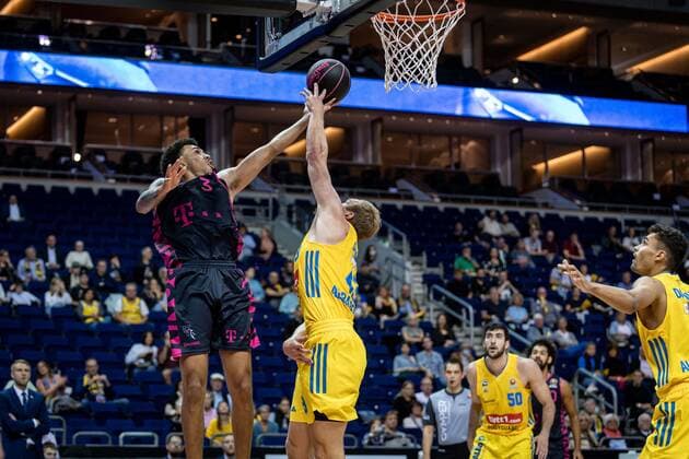 Basketball Berlin 03 10 2021 Season 2021 2022 MagentaSport BBL Cup Round of 16 Tyson Ward Bonn, No 03 Luke Sikma Alba Berlin, No 43