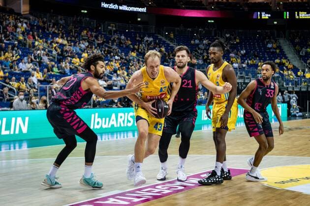 Basketball Berlin 03 10 2021 Season 2021 2022 MagentaSport BBL Cup Round of 16 Luke Sikma Alba Berlin, No 43 Jeremy Morgan Bonn, No 20 li Leon Kratzer Bonn, No 21