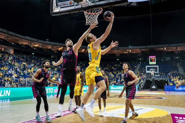 Basketball Berlin 03 10 2021 Season 2021 2022 MagentaSport BBL Cup Round of 16 Luke Sikma Alba Berlin, No 43 Leon Kratzer Bonn, No 21