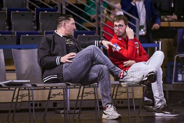 03 10 2021, xlakx, Handball LIQUI MOLY 1 Bundesliga, Fuechse Berlin HC Erlangen emspor, f l sitting on the bench looking into each others eyes Stefan Kretzschmar Fuechse Berlin board of directors sports and Jaron Siewert Fuechse Berlin coach Berlin