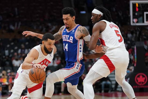 October 4, 2021, Toronto, on, Canada: Toronto Raptors guard Fred VanVleet (23) moves around Philadelphia 76ers forward Danny Green (14) as teammate forward Precious Achiuwa (5) sets a pick during first half pre-season NBA, Basketball Herren, USA basketball action in Toronto on Monday Oct. 4, 2021. Canada News - October 4, 2021  - ZUMAc35_ 20211004_zaf_c35_029 Copyright: xNathanxDenettex