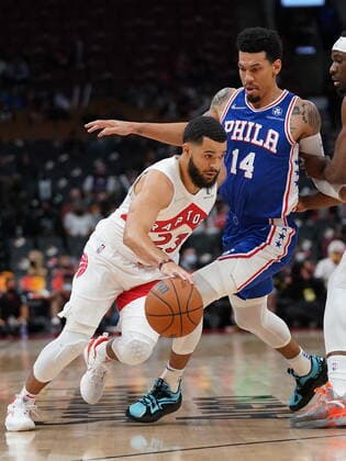 October 4, 2021, Toronto, on, Canada: Toronto Raptors guard Fred VanVleet (23) moves around Philadelphia 76ers forward Danny Green (14) as teammate forward Precious Achiuwa, right, sets a pick during first half pre-season NBA, Basketball Herren, USA basketball action in Toronto on Monday Oct. 4, 2021. Canada News - October 4, 2021 - ZUMAc35_ 20211004_zaf_c35_041 Copyright: xNathanxDenettex