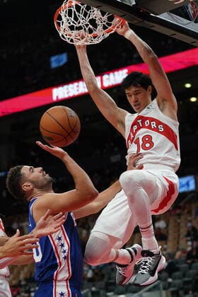 October 4, 2021, Toronto, on, Canada: Toronto Raptors forward Yuta Watanabe (18) slam dunks over Philadelphia 76ers Georges Niang, left, battle for the ball during first half pre-season NBA, Basketball Herren, USA basketball action in Toronto on Monday Oct. 4, 2021. Canada News - October 4, 2021 - ZUMAc35_ 20211004_zaf_c35_043 Copyright: xNathanxDenettex