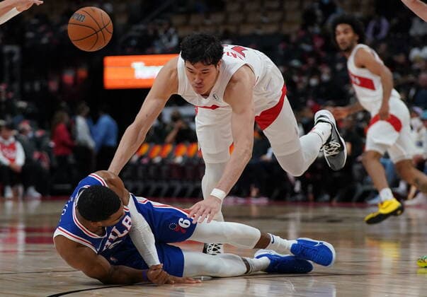 October 4, 2021, Toronto, on, Canada: Toronto Raptors forward Yuta Watanabe, top, and Philadelphia 76ers guard Shaquille Harrison (8) battle for the ball during second half pre-season NBA, Basketball Herren, USA basketball action in Toronto on Monday Oct. 4, 2021. Canada News - October 4, 2021 - ZUMAc35_ 20211004_zaf_c35_058 Copyright: xNathanxDenettex