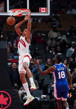 October 4, 2021, Toronto, on, Canada: Toronto Raptors forward Scottie Barnes (4) slam dunks the ball past Philadelphia 76ers guard Shake Milton (18) during second half NBA, Basketball Herren, USA pre-season basketball action in Toronto on Monday, October 4, 2021. Canada News - October 4, 2021  - ZUMAc35_ 20211004_zaf_c35_072 Copyright: xNathanxDenettex