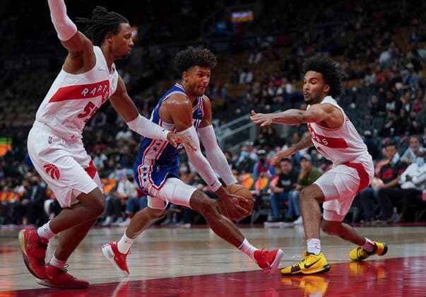 October 4, 2021, Toronto, on, Canada: Philadelphia 76ers guard Matisse Thybulle (22) drives past Toronto Raptors forward Freddie Gillespie (55) and Raptors forward Justin Champagnie (11) during second half NBA, Basketball Herren, USA pre-season basketball action in Toronto on Monday, October 4, 2021. Canada News - October 4, 2021  - ZUMAc35_ 20211004_zaf_c35_073 Copyright: xNathanxDenettex
