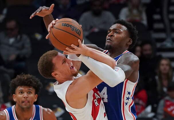 October 4, 2021, Toronto, on, Canada: Toronto Raptors guard Malachi Flynn (22) battles for the ball against Philadelphia 76ers forward Paul Reed (44) during second half NBA, Basketball Herren, USA pre-season basketball action in Toronto on Monday, October 4, 2021. Canada News - October 4, 2021  - ZUMAc35_ 20211004_zaf_c35_074 Copyright: xNathanxDenettex