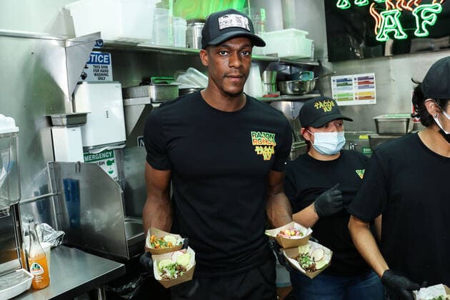National Taco Day With Los Angeles Lakers Star Rajon Rondo At Tacos AF American professional basketball player Rajon Rondo attends the National Taco Day With Los Angeles Lakers Star Rajon Rondo held at Tacos AF on October 4, 2021 in Los Angeles, California, United States. Tacos AF partnered with Lakers Rajon Rondo to support the Downtown community by donating a portion of proceeds from taco sales on National Taco Day - Monday, October 4th to the Downtown Women s Center. Rondo served taco s this afternoon to some members of the Women s Center. Los Angeles California United States 0137248564st  Copyright: xImagexPressxAgencyx
