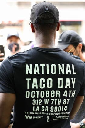 Sport Bilder des Tages National Taco Day With Los Angeles Lakers Star Rajon Rondo At Tacos AF American professional basketball player Rajon Rondo attends the National Taco Day With Los Angeles Lakers Star Rajon Rondo held at Tacos AF on October 4, 2021 in Los Angeles, California, United States. Tacos AF partnered with Lakers Rajon Rondo to support the Downtown community by donating a portion of proceeds from taco sales on National Taco Day - Monday, October 4th to the Downtown Women s Center. Rondo served taco s this afternoon to some members of the Women s Center. Los Angeles California United States 0137248758st  Copyright: xImagexPressxAgencyx