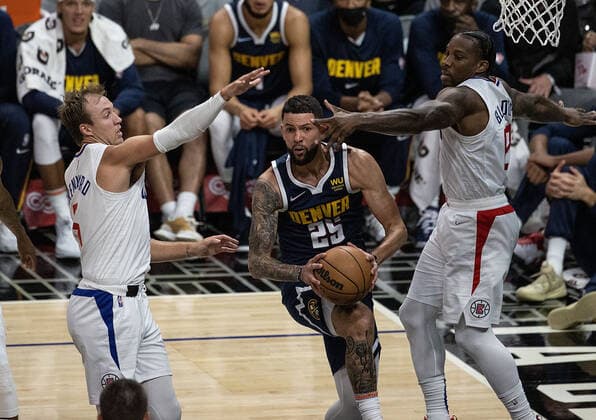 October 4, 2021, Los Angeles, California, USA: Austin Rivers 25 of the Denver Nuggets passes the ball in-between Los Angeles Clippers defenders during their preseason NBA, Basketball Herren, USA game on Monday October 4, 2021 at the Staples Center in Los Angeles, California. Clippers defeat Nuggets, 103 - 102. PI Los Angeles USA - ZUMAp124 20211004_zaa_p124_012 Copyright: xJAVIERxROJASx
