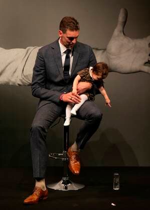Spanish basketball player Pau Gasol embraces his daughter after announcing his retirement from professional basketball during an act held at Gran Teatro del Liceo in Barcelona, Catalonia, Spain, 05 October 2021. Pau Gasol, double NBA, Basketball Herren, USA winner and Europe s most succesful basketball player, announced his retirement aged 41 after playing last season for FC Barcelona, Barca Spanish legend Pau Gasol announces his retirement from basketball !ACHTUNG: NUR REDAKTIONELLE NUTZUNG!  Copyright: xEnricxFontcubertax GRAFCAT8202 20211005-cc494835e6f1ae6cc746e20cdc22cb31590173c6