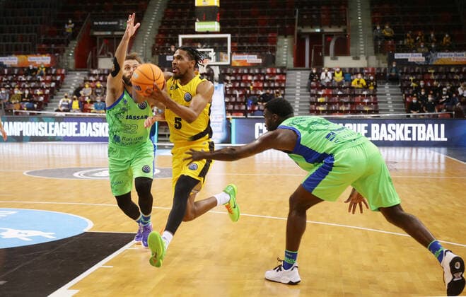 Ludwigsburg , Basketball Champions League MHP Riesen Ludwigsburg vs Dinamo Sassari , from left Stefano Gentile Sassari Justin Simon Riesen Tyus Battle Sassari