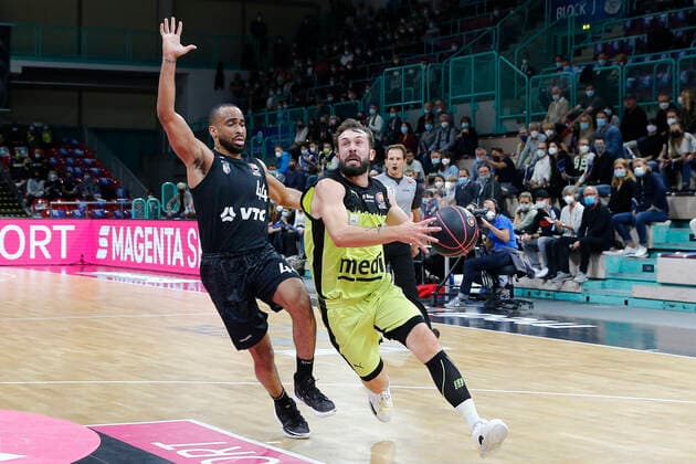 Basketball Bundesliga Magenta Sport BBL Cup Round of 16 at Oberfrankenhalle in Bayreuth Season 2021 2022 Medi Bayreuth vs Hamburg Towers Bastian Doreth Medi Bayreuth 10 right Jabril Durham Hamburg Towers 44 left