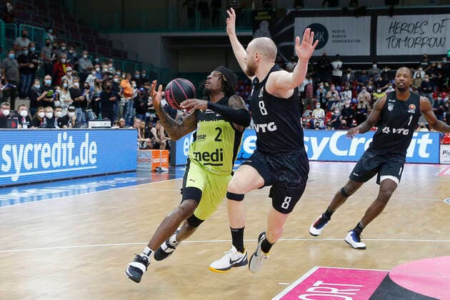 Basketball Bundesliga Magenta Sport BBL Cup Round of 16 at Oberfrankenhalle in Bayreuth Season 2021 2022 Medi Bayreuth vs Hamburg Towers Sacar Anim Medi Bayreuth 2 left Robin Christen Hamburg Towers 8 right