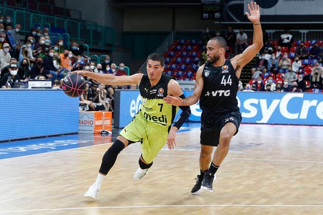 Basketball Bundesliga Magenta Sport BBL Cup Round of 16 at Oberfrankenhalle in Bayreuth Season 2021 2022 Medi Bayreuth vs Hamburg Towers Philip Jalalpoor Medi Bayreuth 7 left Jabril Durham Hamburg Towers 44 right