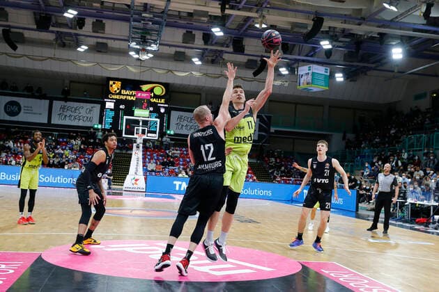 Basketball Bundesliga Magenta Sport BBL Cup Round of 16 at Oberfrankenhalle in Bayreuth Season 2021 2022 Medi Bayreuth vs Hamburg Towers Andreas Seiferth Medi Bayreuth 11 right Seth Hinrichs Hamburg Towers 12 left