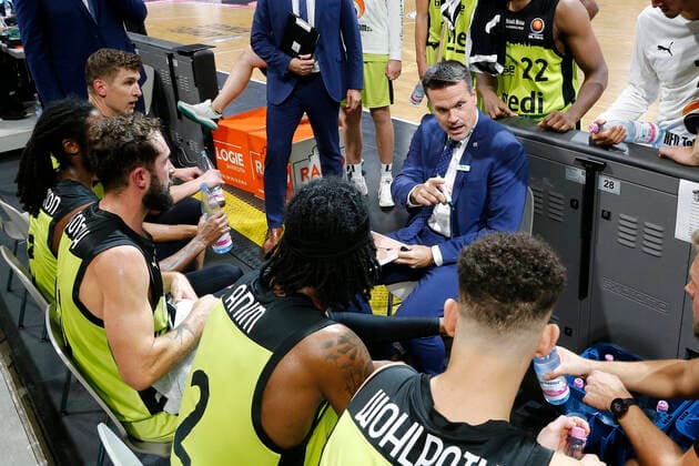 Basketball Bundesliga Magenta Sport BBL Cup Round of 16 at Oberfrankenhalle in Bayreuth Season 2021 2022 Medi Bayreuth vs Hamburg Towers Raoul Korner Medi Bayreuth coach time out