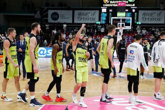 Basketball Bundesliga Magenta Sport BBL Cup Eighth Final at Oberfrankenhalle in Bayreuth Season 2021 2022 Medi Bayreuth vs Hamburg Towers Medi players cheering for victory