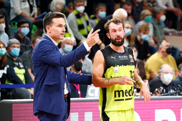 Basketball Bundesliga Magenta Sport BBL Cup Round of 16 at Oberfrankenhalle in Bayreuth Season 2021 2022 Medi Bayreuth vs Hamburg Towers Raoul Korner Medi Bayreuth coach left Bastian Doreth Medi Bayreuth 10 right