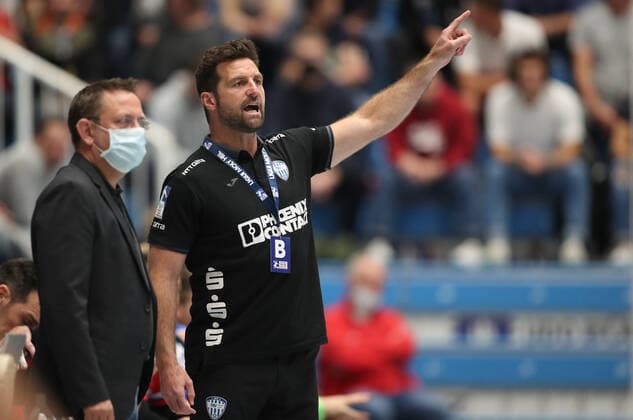 Dormagen, 05 10 2021, Handball DHB Cup, 2 Round, TSV Bayer Dormagen Lemgo Lippe, TSV Bayer Sportcenter Coach Florian Kehrmann of TBV Lemgo Lippe calls his team something TSV Bayer Dormagen Lemgo Lippe