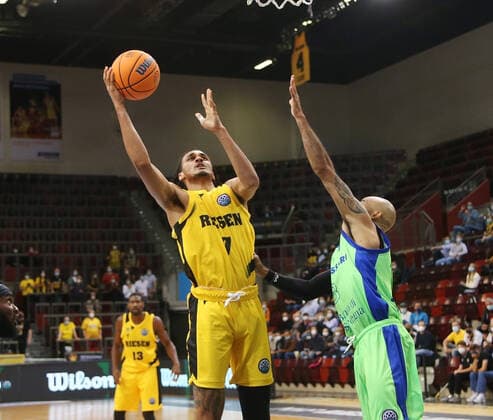Jonazhan Bähre Riesen , left MHP Riesen Ludwigsburg vs Dinamo Basket Sassari Basketball Cha,pions League 2021 2022 Ludwigsburg , GER, 05 10 2021,