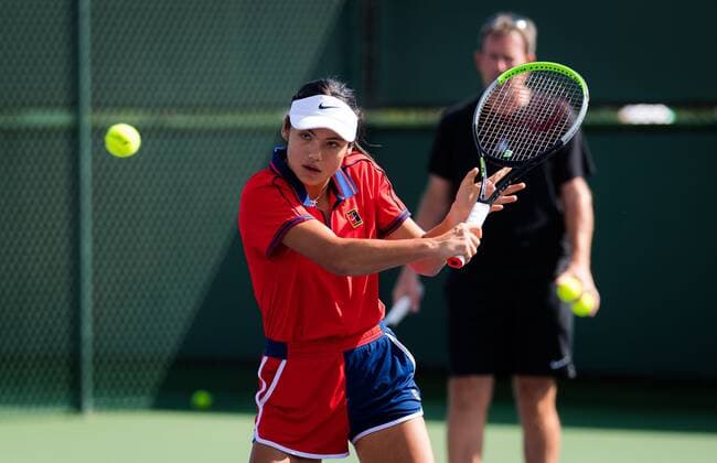 Mandatory Credit: Photo by Rob Prange Shutterstock (12525398ap) Emma Raducanu of Great Britain during practice ahead of the 2021 BNP Paribas Open WTA, Tennis Damen 1000 tennis tournament 2021 BNP Paribas Open Day 2 - 05 Oct 2021 2021 BNP Paribas Open Day 2 - 05 Oct 2021  Copyright: xRobxPrange Shutterstockx 12525398ap